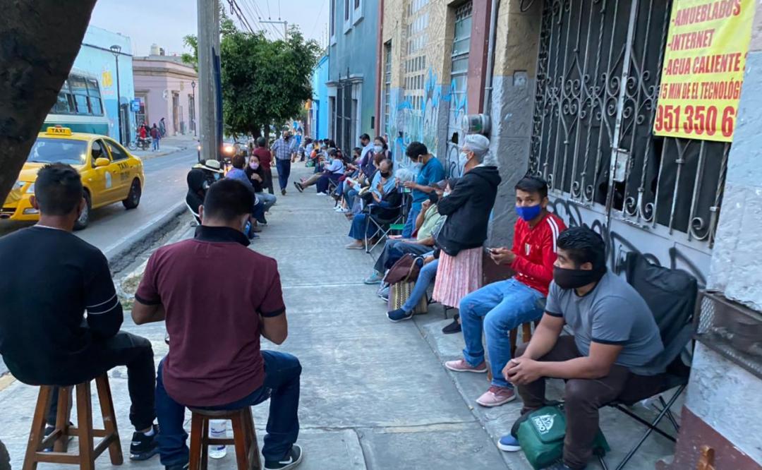 Incertidumbre, esperanza y hasta canciones. Así se vive en Oaxaca la espera de 24 horas por la vacuna Covid