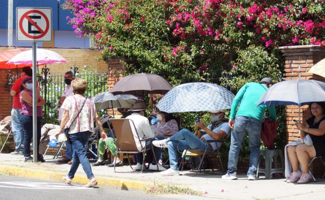 Con más de 20 horas anticipación, adultos mayores hacen fila para vacuna anti Covid en la ciudad de Oaxaca