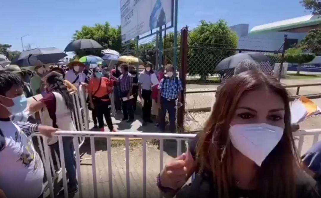 Abuchean a diputada y precandidata del PAN a edil de Oaxaca de Juárez en módulo de vacunación Covid