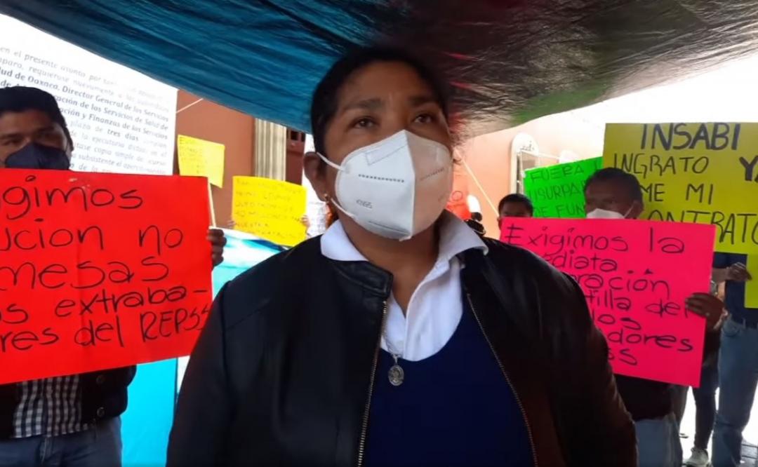 Con plantón indefinido en la ciudad de Oaxaca, trabajadores del Seguro Popular exigen su recontratación