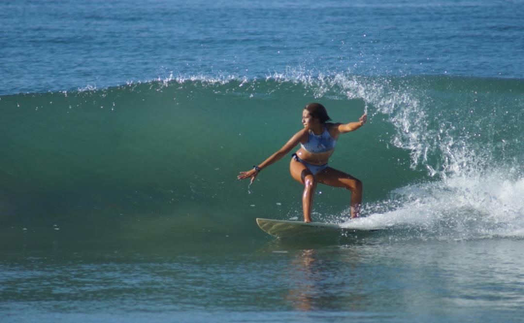 Domadoras de olas: niñas de Oaxaca se abren camino en el surf, pese a exclusión en el deporte