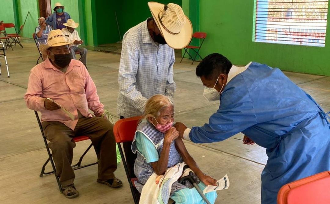 Llegan de otros municipios de Oaxaca a vacunarse contra Covid a San Pedro Ixtlahuaca, sobraron dosis