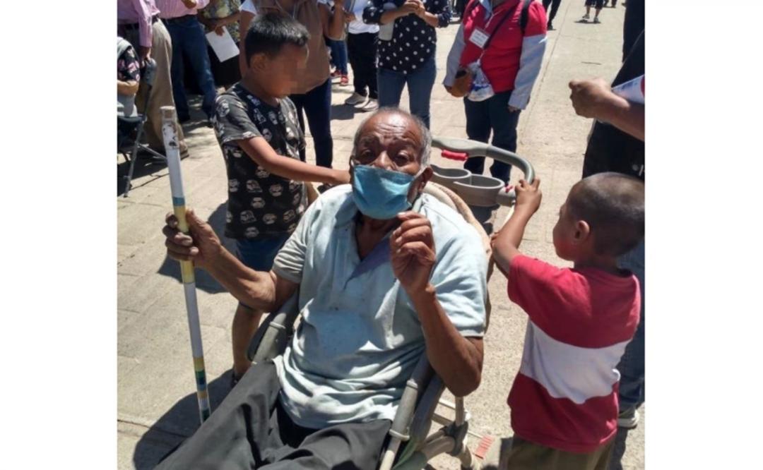 Con 11 años, pequeño de Oaxaca lleva a vacunar a su abuelo en carriola habilitada como silla de ruedas