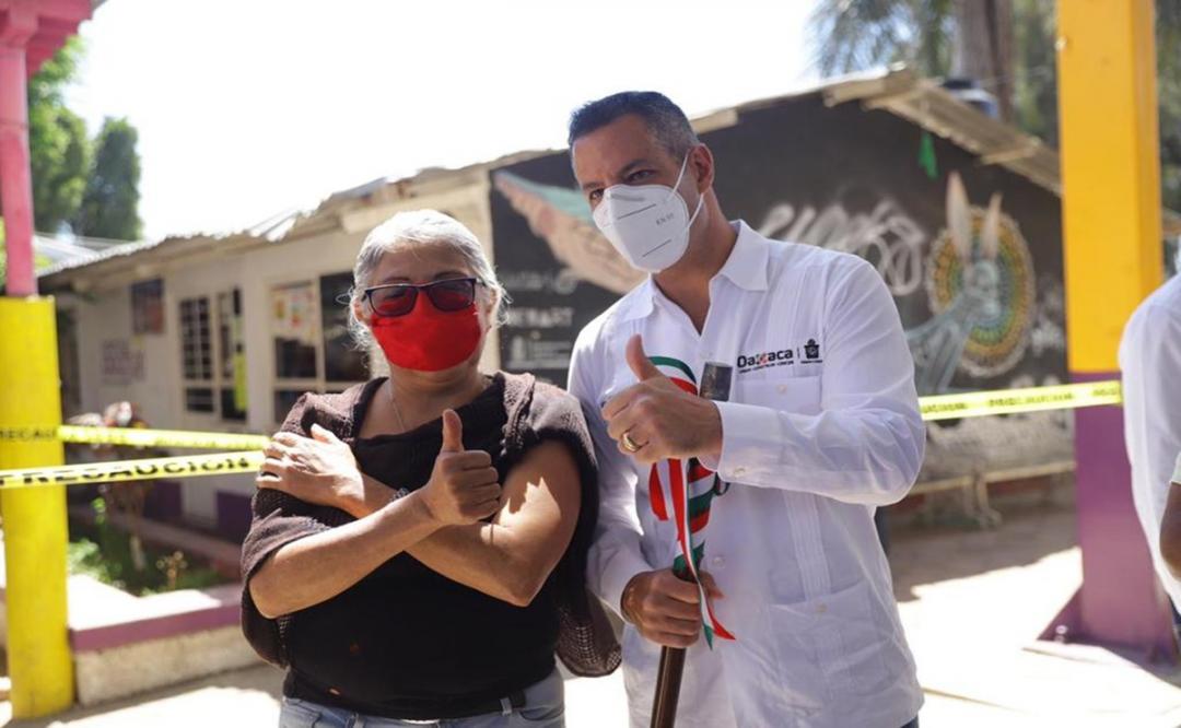 "Veo a los adultos mayores muy contentos", dice Murat al supervisar vacunación contra Covid en Oaxaca