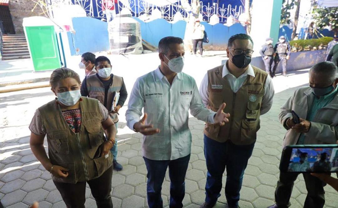 Tras caos y largas filas por vacunación anti Covid, llega coordinador de superdelegados a supervisar proceso en Oaxaca