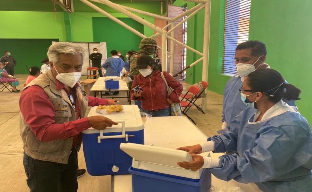 En municipios de Oaxaca faltan vacunas contra Covid-19 y en otros se desperdician hasta 100 dosis