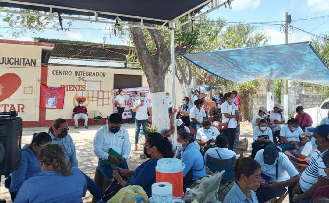 Por segundo día protestan trabajadores de la salud del Istmo de Oaxaca para exigir vacunas contra Covid-19