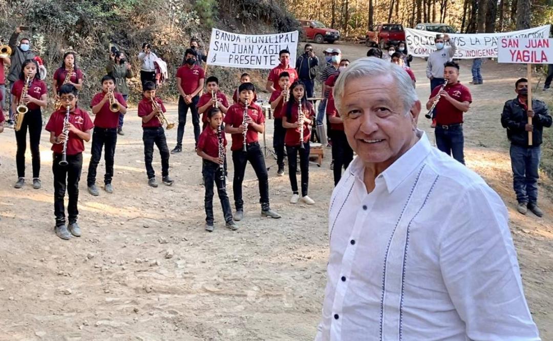 Con banda de música, niños de Yagila reciben a AMLO en su gira por Oaxaca; piden pavimentación