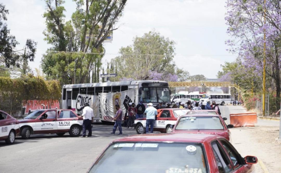 Con bloqueo carretero protestan normalistas de Oaxaca; gobierno estatal asegura que ha contratado a mil 329 egresados