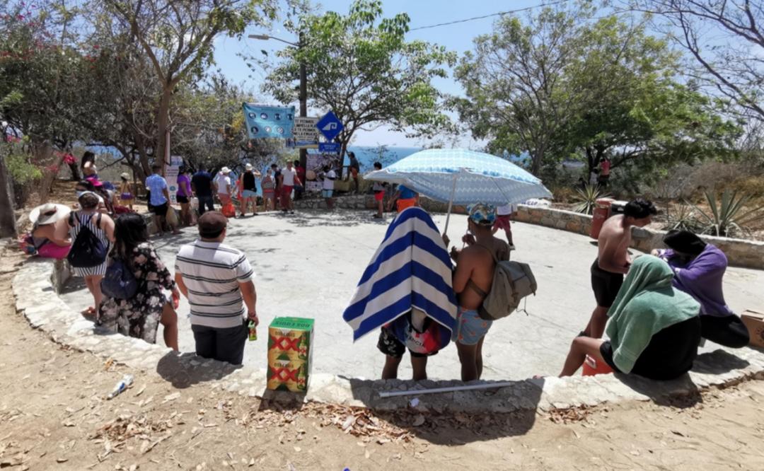 Turistas hacen hasta fila para acceder a playas de Oaxaca por límite de aforo; medidas sanitarias, las ausentes