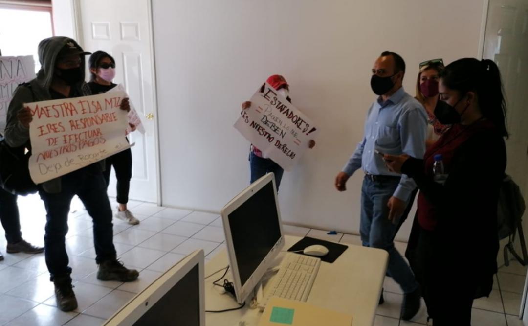 Irrumpen manifestantes a oficinas de Morena en Oaxaca; exigen pago a 57 capturistas que registraron candidaturas