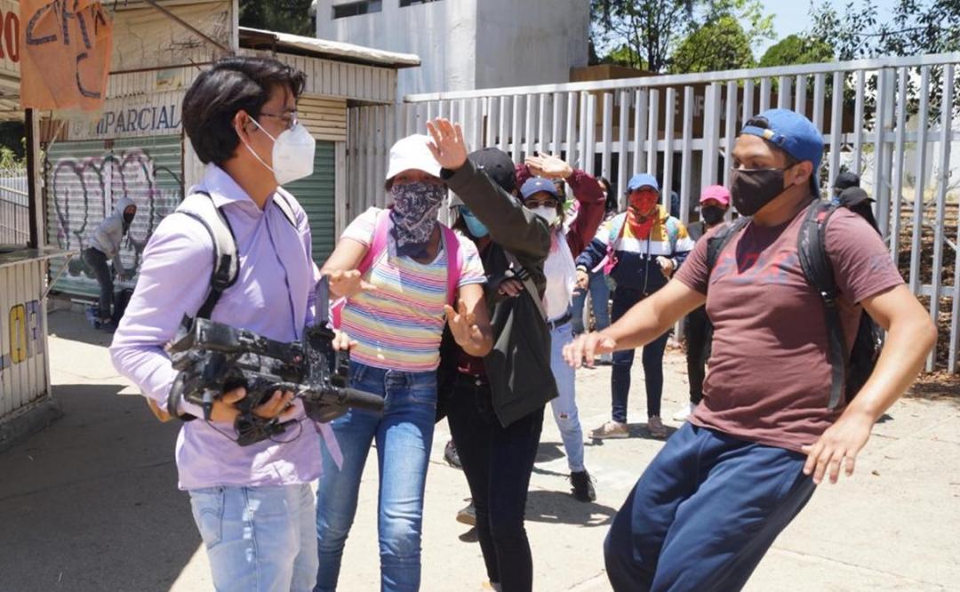 Normalistas de Oaxaca agreden a periodistas y medios de comunicación que cubrían protestas