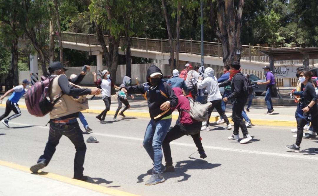 Condena Defensoría de Oaxaca agresión de normalistas a comunicadores; desde 2015 suman 273 ataques a la prensa