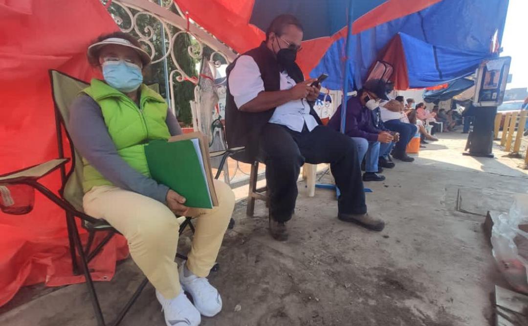 “No hay seguridad de que nos respeten el lugar, nos vamos a quedar toda la noche”, dicen en filas para vacuna en Oaxaca