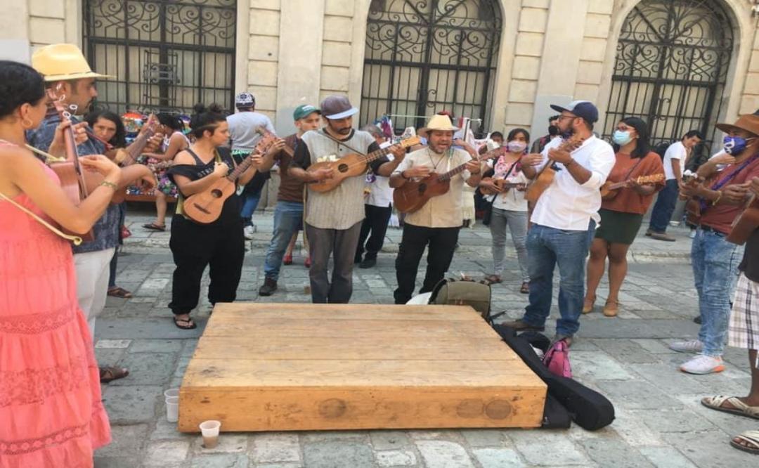 Con fandango exigen pago de un año de salarios a empleados del Museo de Arte Contemporáneo de Oaxaca