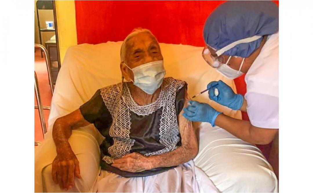 Con visitas a domicilio, en el Istmo de Oaxaca llevan vacuna antiCovid a adultos mayores postrados