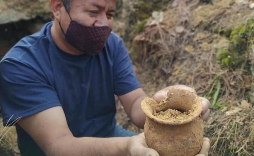 Hallan restos de la nobleza zapoteca y cerámica de hace mil años dentro de antigua tumba en Ixtlán, Oaxaca