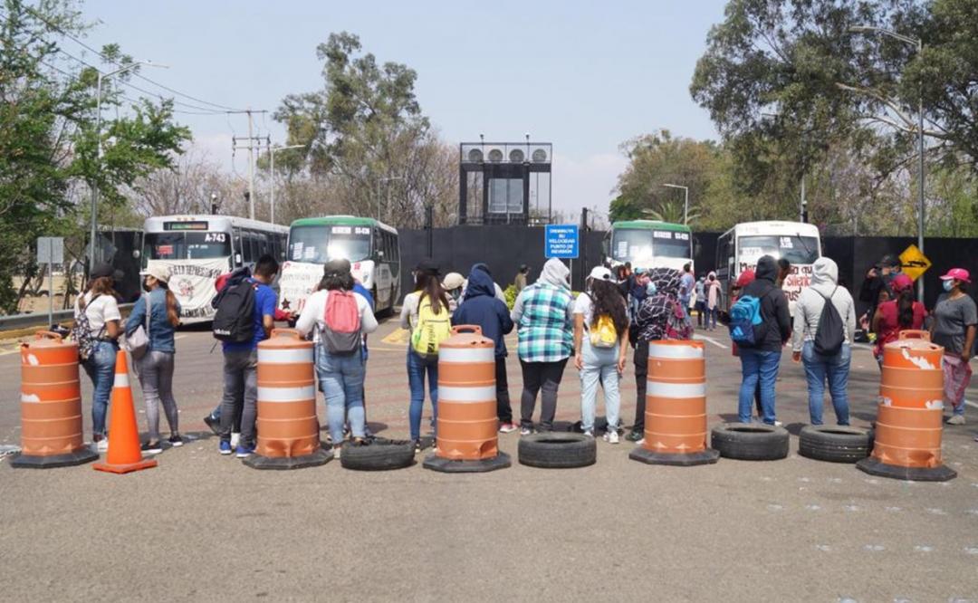 A más de 48 horas, van 62 vuelos cancelados en Aeropuerto  de Oaxaca por bloqueo de normalistas