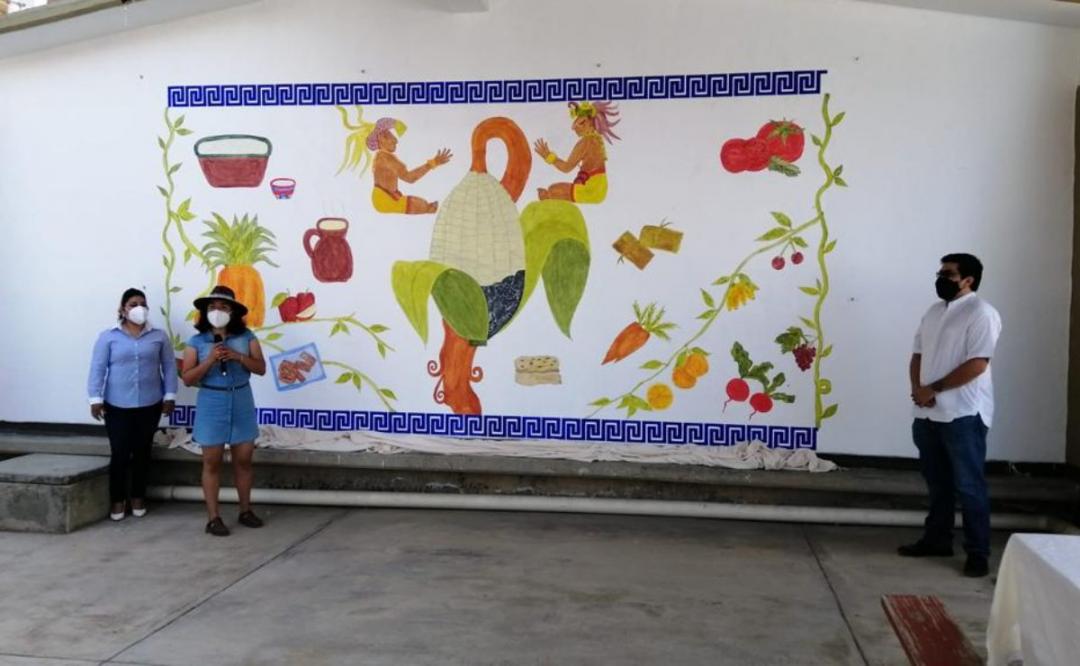 Develan mural a favor de una alimentación sana para niños de Oaxaca; buscan impulsarla en tienditas