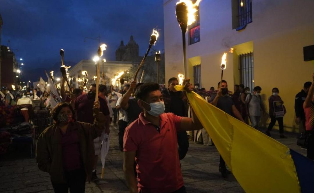 Con antorchas ardiendo exigen desde Oaxaca cese a ejecuciones y detenciones arbitrarias en Colombia