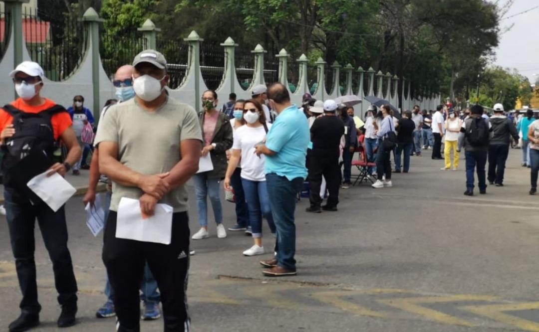Regresan aglomeraciones y largas filas a Oaxaca en vacunación antiCovid-19 a mayores de 50 años