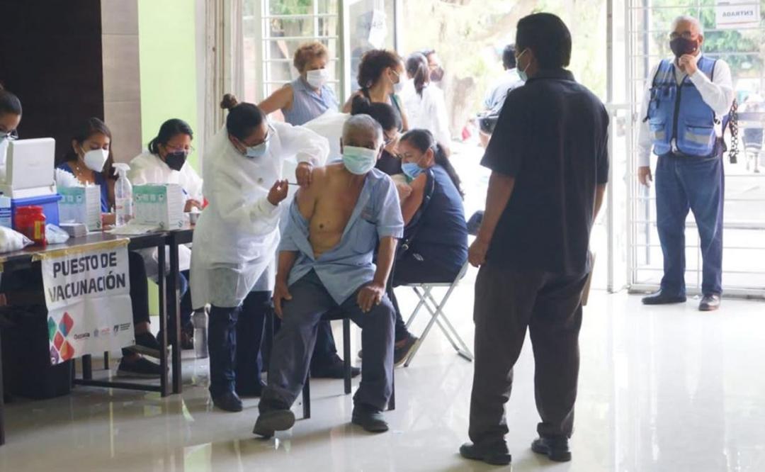Ahora sobran vacunas anti Covid-19 en sedes de la capital de Oaxaca y falta gente