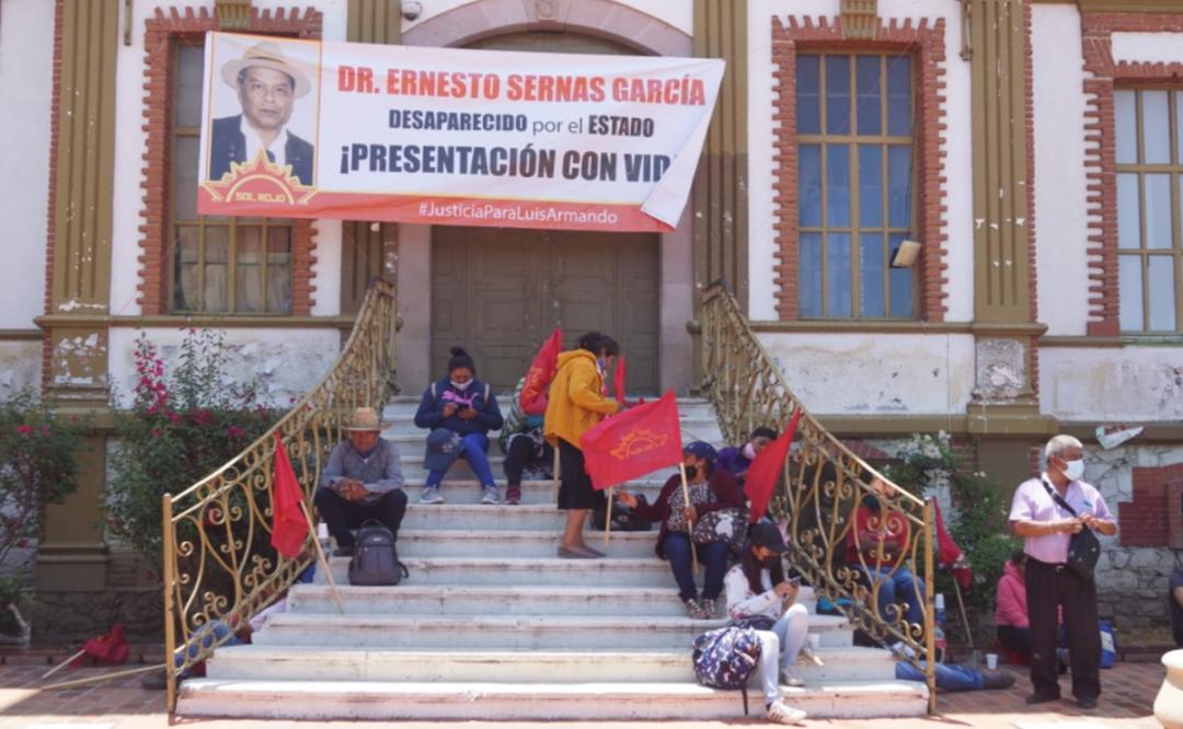 Sol Rojo toma oficinas de la Fiscalía de Oaxaca, a 3 años de desaparición de Ernesto Sernas