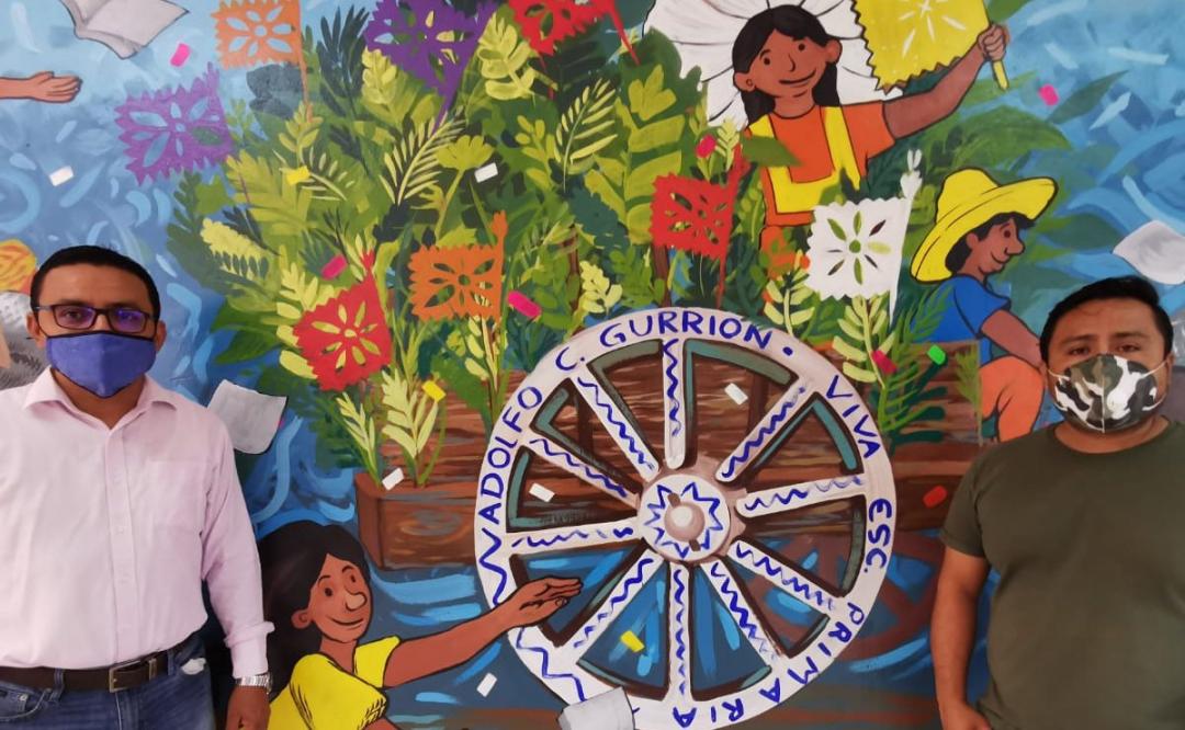 Con mural en primaria bilingüe reconstruida tras terremoto de 2017, celebran Día del Maestro en Juchitán