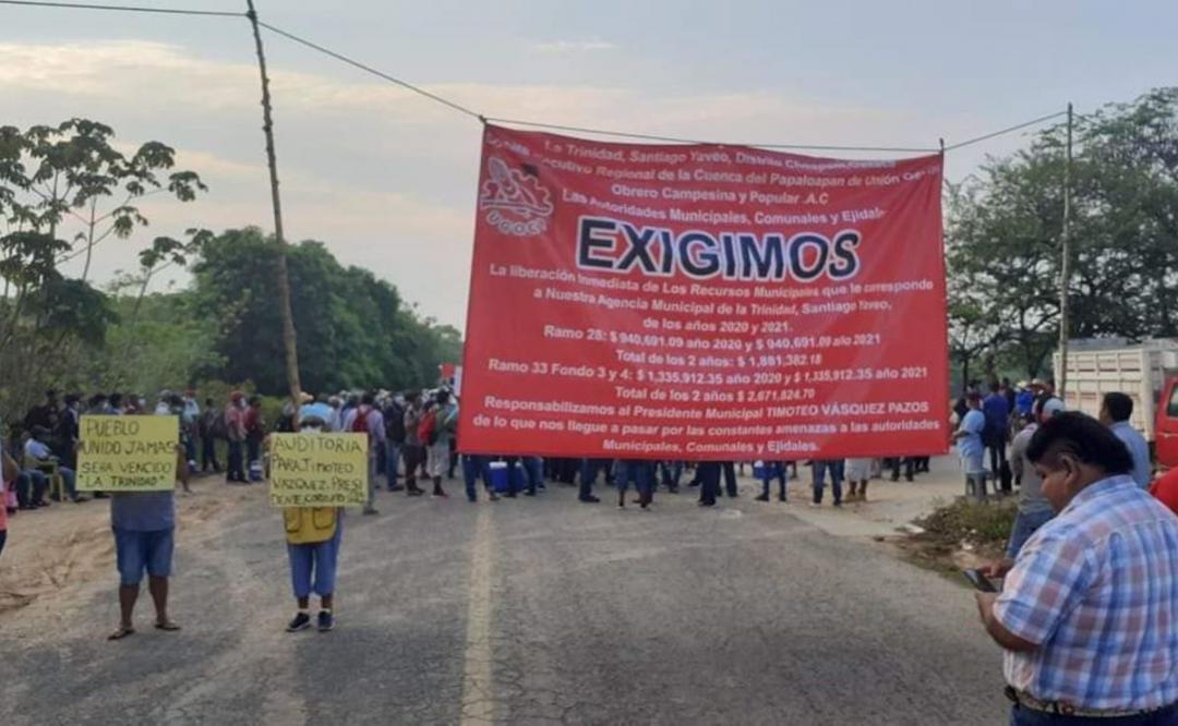 Para exigir liberación de recursos federales, habitantes del Bajo Mixe bloquean paso entre regiones Istmo y Cuenca de Oaxaca