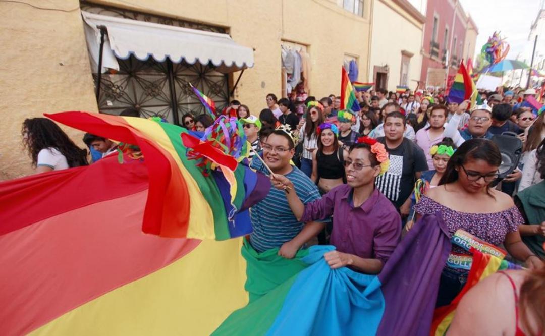 Acxel, joven de Oaxaca despedido de farmacia por homofobia, pide ayuda ante escalada de ataques