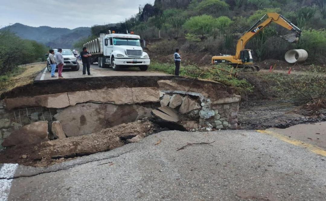 Trabajan para liberar carretera federal destruida por las lluvias en Oaxaca; comunica la capital con el Istmo