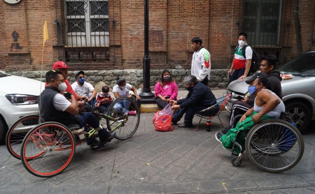 Atletas paralímpicos reinstalan plantón en Casa de Gobierno de Oaxaca; exigen pago de adeudos