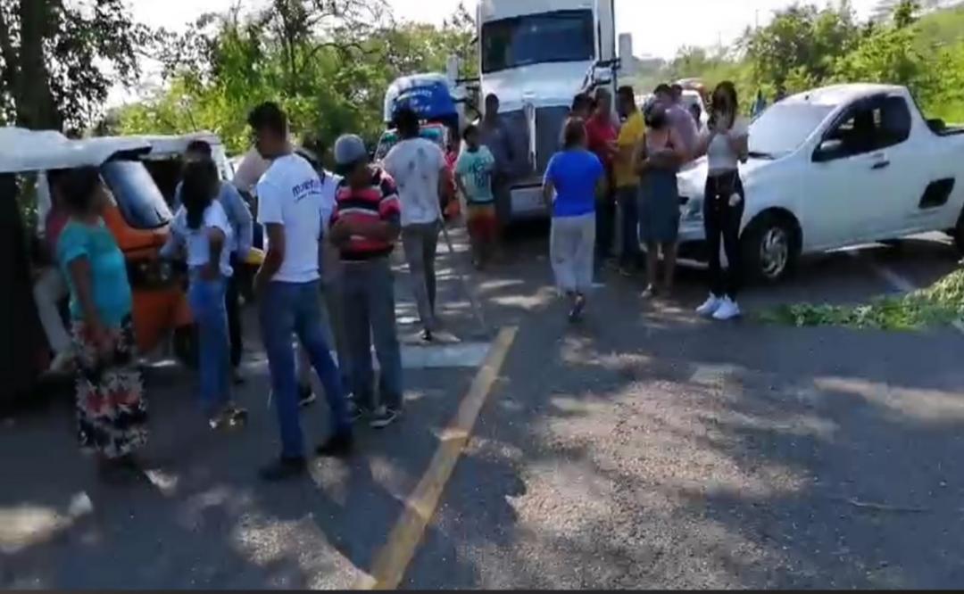 Bloquean la carretera Transístmica para exigir que recluso del Cereso de Tehuantepec no sea trasladado