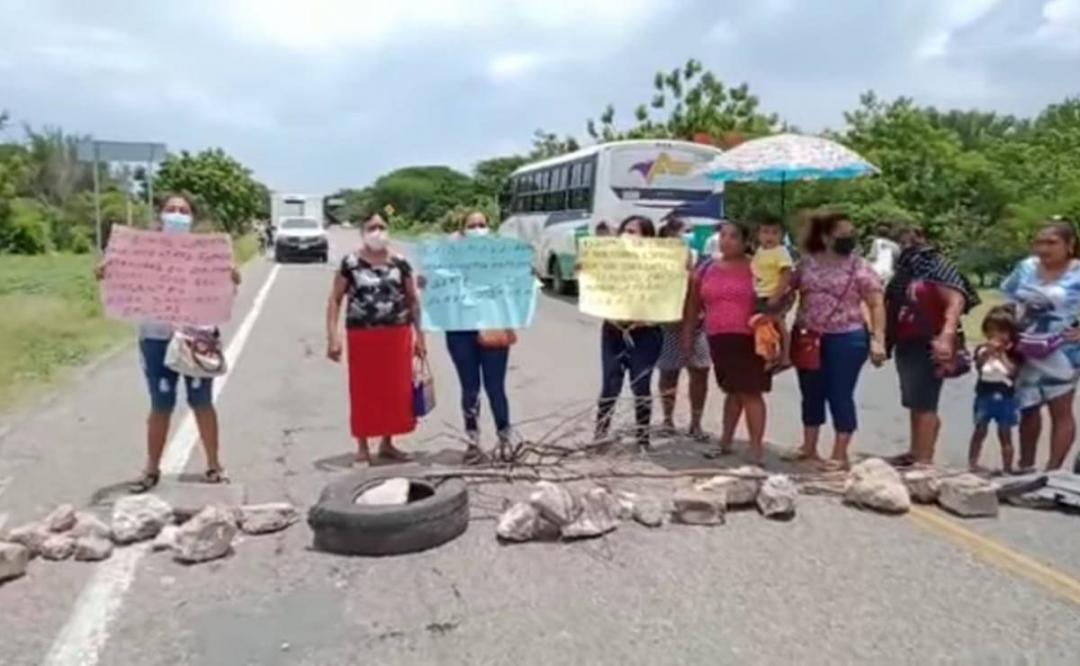 Bloquean carretera para exigir liberación de 10 detenidos por la GN en Xadani, Oaxaca
