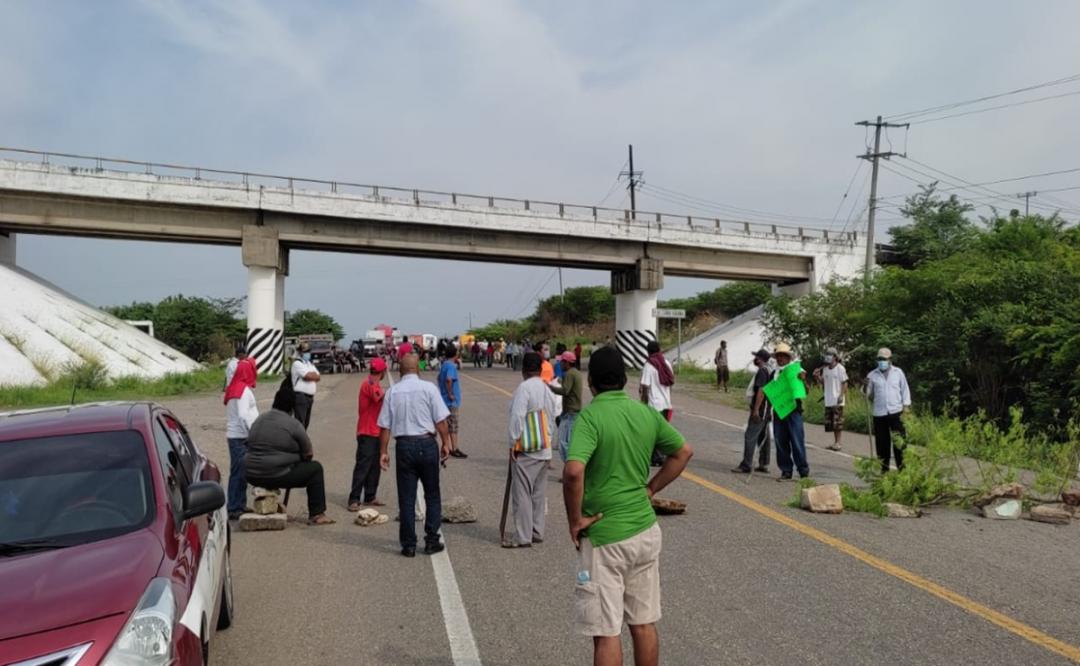 Inconformes con elecciones en San Dionisio del Mar, en el Istmo de Oaxaca, bloquean la carretera Panamericana