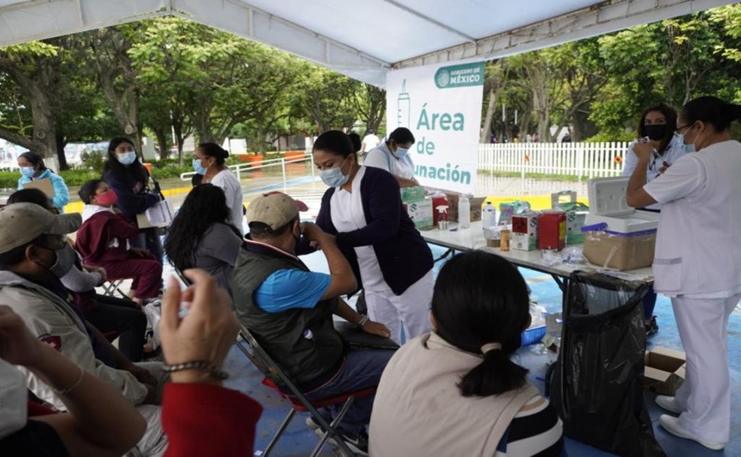 Bajo la lluvia, cientos esperan para poder recibir la vacuna antiCovid-19 en la capital de Oaxaca