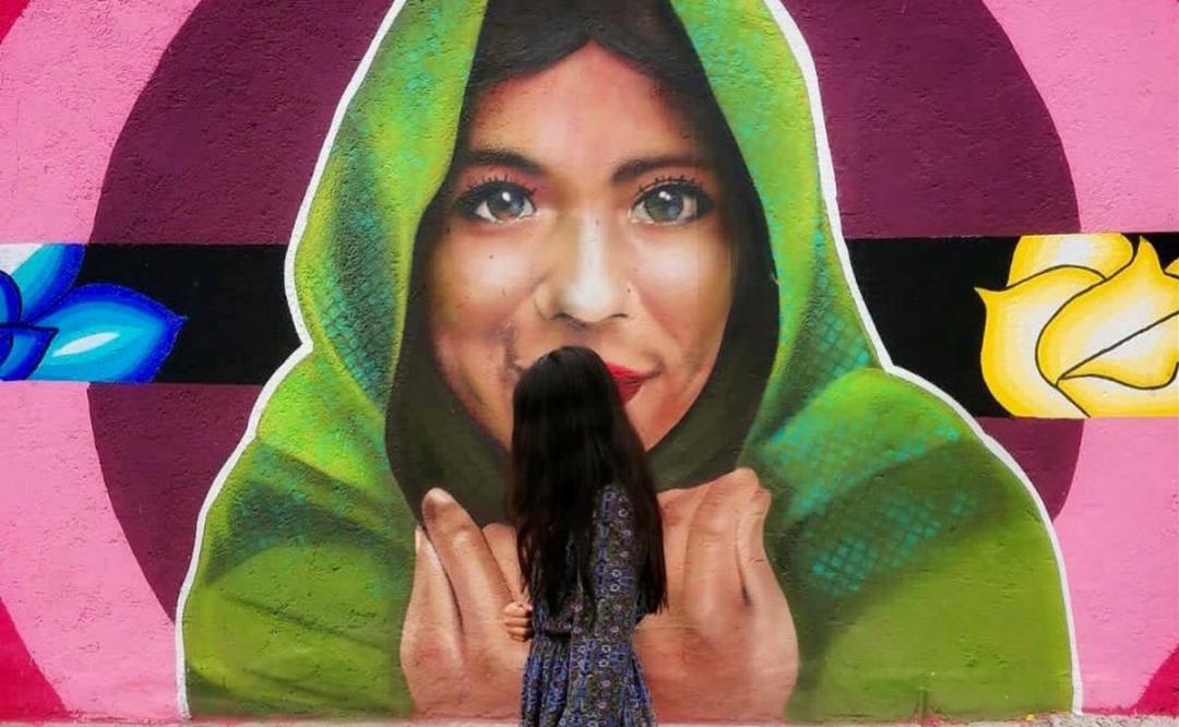 Plasman en mural de Iztapalapa fuerza de María Elena Ríos para exigir que las mujeres vivan libres y seguras