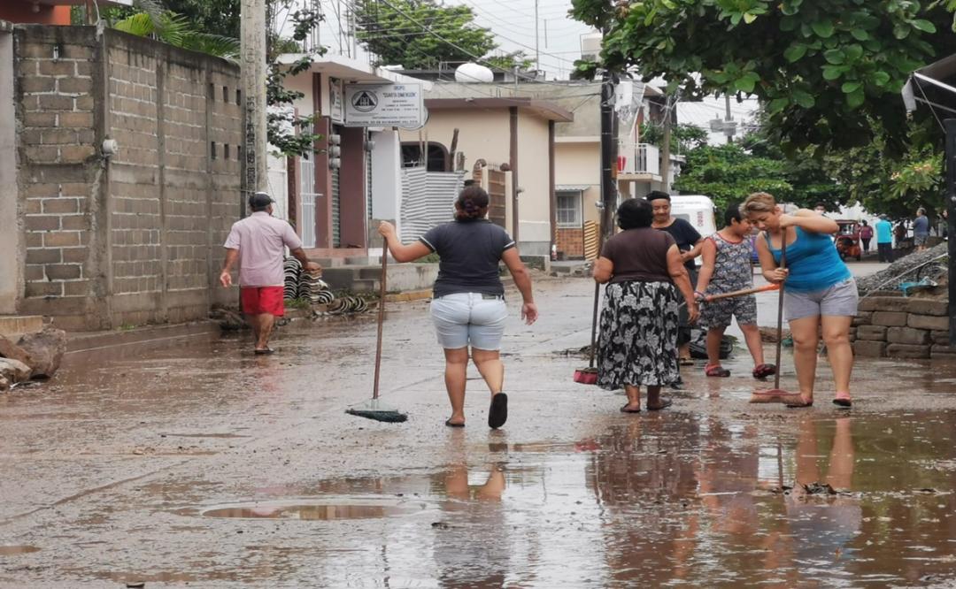 Baja nivel del agua en río Los Perros y calles de Juchitán; comienza limpieza