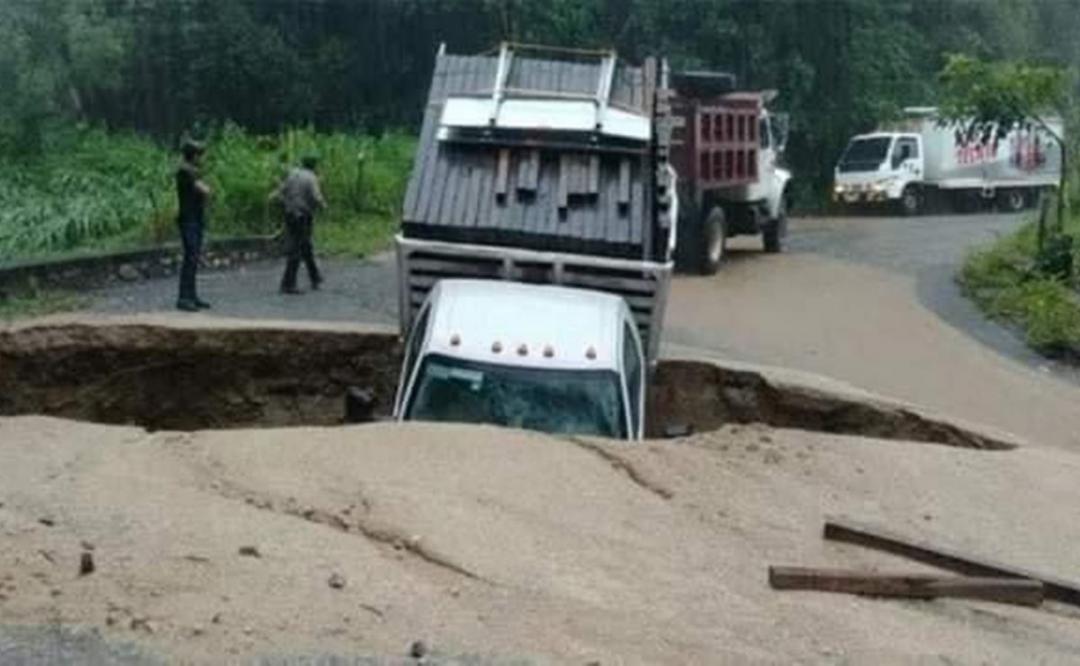 ¿Un socavón se tragó una camioneta en una carretera de Oaxaca?; esto dicen las autoridades