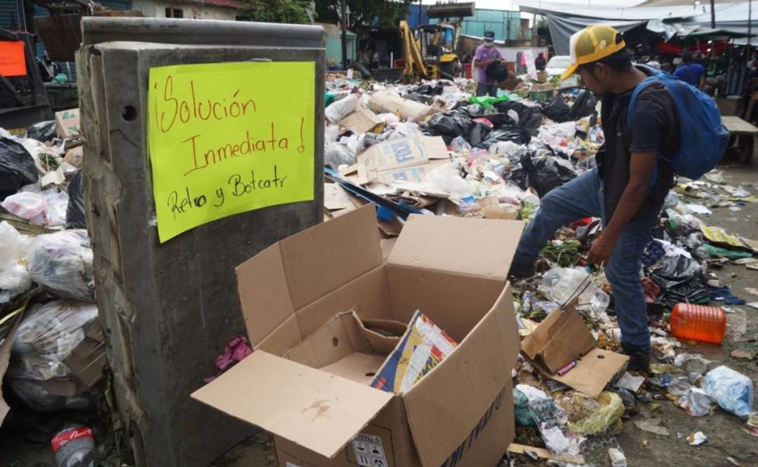 Recolectores de basura de la Central de Abasto de Oaxaca exigen materiales de trabajo