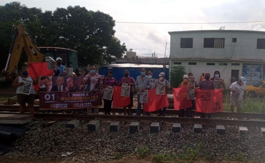 Protestan en vías del tren en Salina Cruz, Oaxaca; exigen información del Corredor Interoceánico