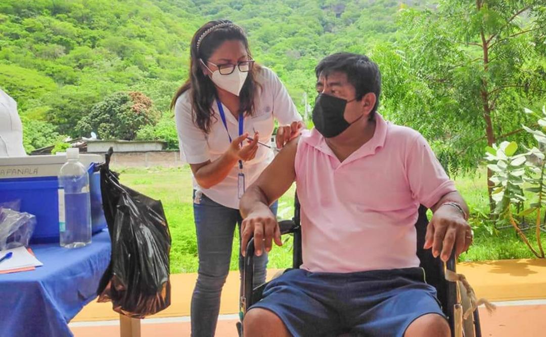 Aplican vacuna contra Covid-19 a personas de 40 a 49 años en tres municipios del Istmo de Oaxaca