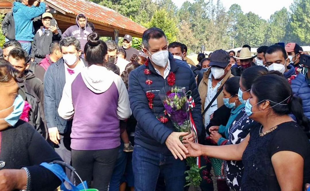 Arriba Murat a Textitlán para atestiguar acuerdos, tras liberación de más de 50 agentes retenidos