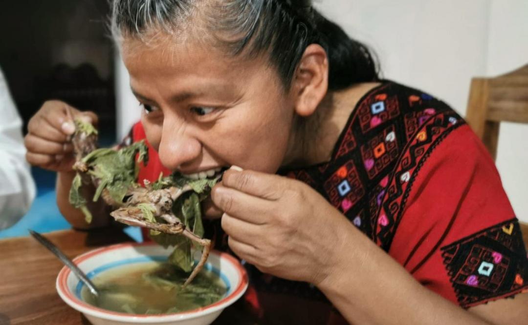 Diputada de Oaxaca come rata de monte, platillo ancestral de Chiapas