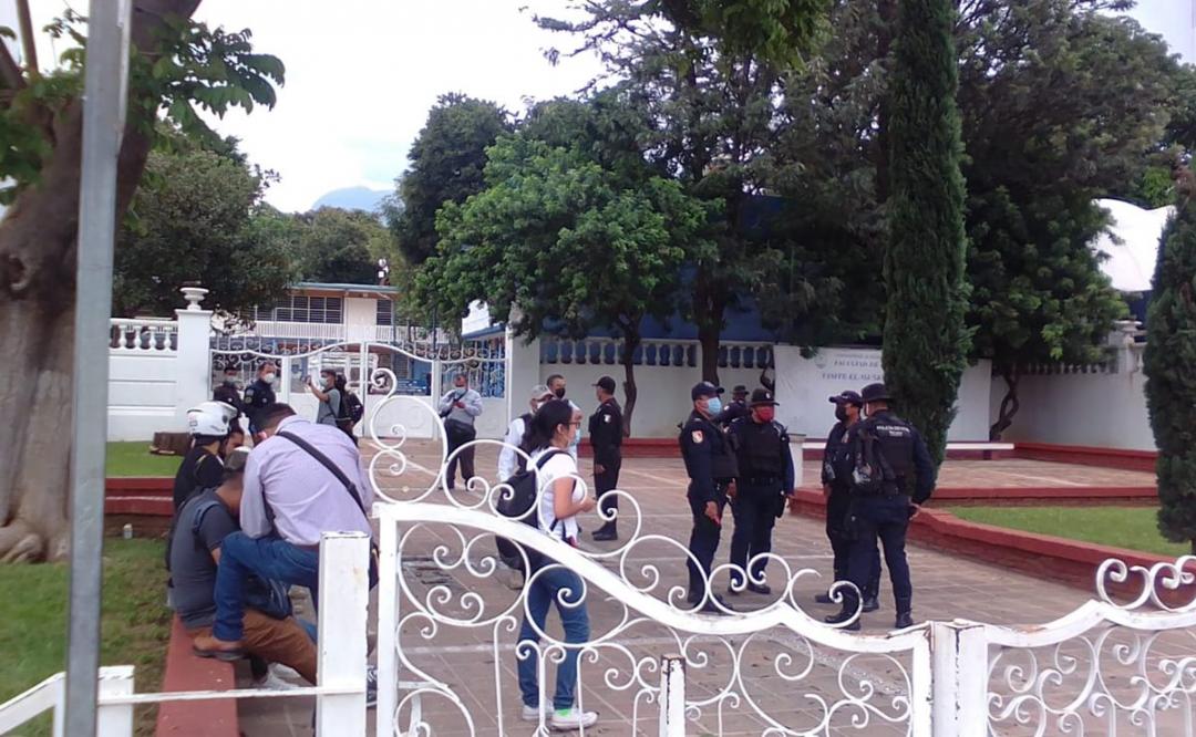 Estudiantes se confrontan en Facultad de Medicina de la UABJO; “se salió de control”: Policía Estatal