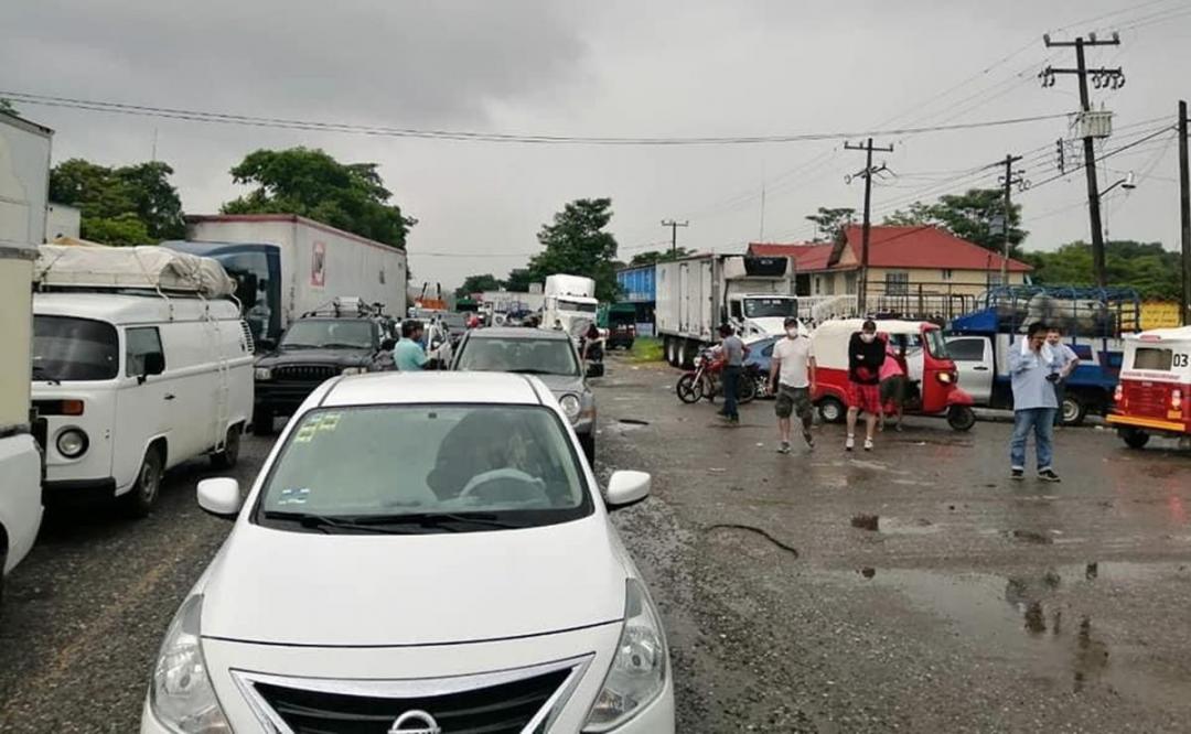 Bloqueo de San Juan Mazatlán, en el Istmo de Oaxaca, causa desabasto y filas de vehículos de 4km