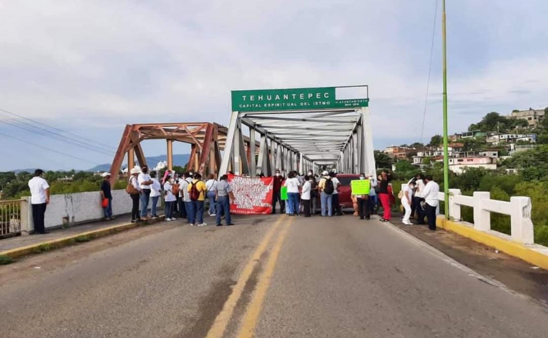 Protestan trabajadores por invasión de área verde de Centro de Salud ampliado en Tehuantepec