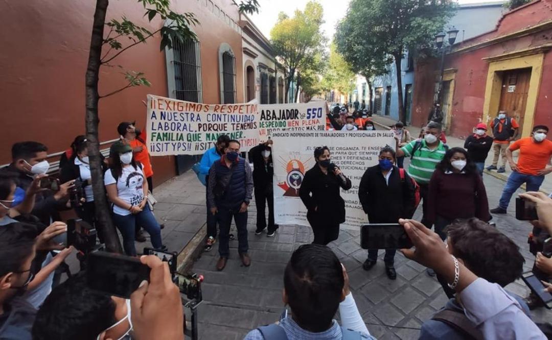 Protestan en Casa del Gobierno de Oaxaca por despido de 38 trabajadores eventuales de los SSO