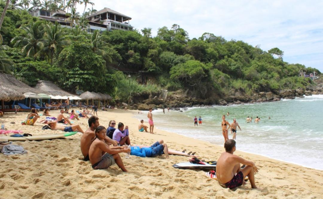 Turistas huyen hasta de destinos sin cierre total de playas; en Puerto Escondido cayó 20% la ocupación