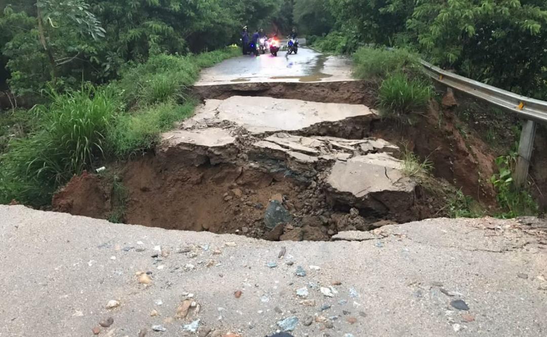 Lluvias desgajan carretera que comunica Huaxpaltepec con Jamiltepec, en la Costa de Oaxaca